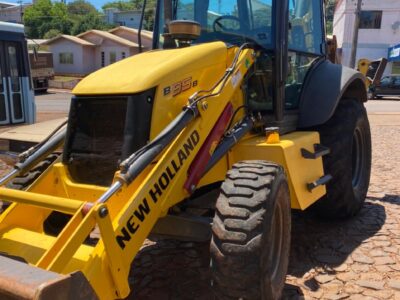 RETROESCAVADEIRA NEW HOLLAND E95B